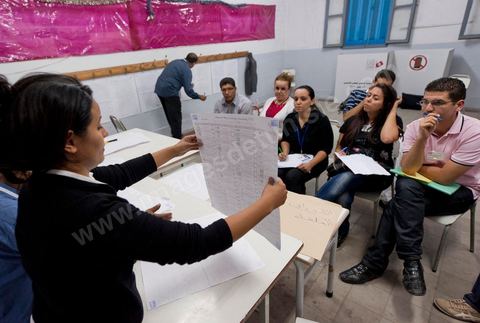 Nuit de dépouillement dans un bureau de vote à Ariana, banlieue de Tunis, sous la surveillance d'observateur nationaux indépendants et d'observatuers de partis politiques. l'Ariana est la circonscription qui compte le plus grand nombre de listes présentes soit 95 listes candidates pour les élections de la constituantes.