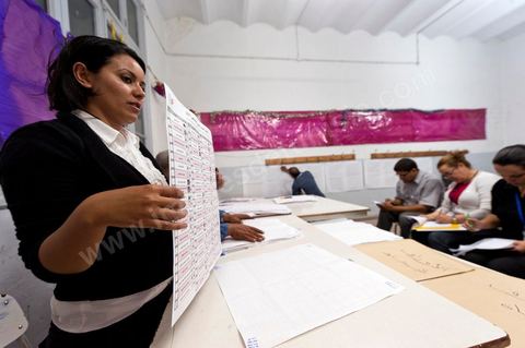 Nuit de dépouillement dans un bureau de vote à Ariana, banlieue de Tunis, sous la surveillance d'observateur nationaux indépendants et d'observatuers de partis politiques. l'Ariana est la circonscription qui compte le plus grand nombre de listes présentes soit 95 listes candidates pour les élections de la constituantes.