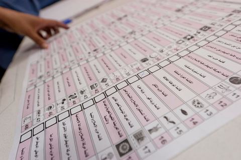 Nuit de dépouillement dans un bureau de vote à Ariana, banlieue de Tunis, sous la surveillance d'observateur nationaux indépendants et d'observatuers de partis politiques. l'Ariana est la circonscription qui compte le plus grand nombre de listes présentes soit 95 listes candidates pour les élections de la constituantes.