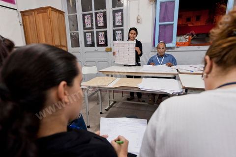 Nuit de dépouillement dans un bureau de vote à Ariana, banlieue de Tunis, sous la surveillance d'observateur nationaux indépendants et d'observatuers de partis politiques. l'Ariana est la circonscription qui compte le plus grand nombre de listes présentes soit 95 listes candidates pour les élections de la constituantes.