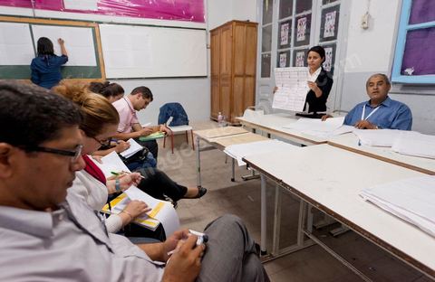 Nuit de dépouillement dans un bureau de vote à Ariana, banlieue de Tunis, sous la surveillance d'observateur nationaux indépendants et d'observatuers de partis politiques. l'Ariana est la circonscription qui compte le plus grand nombre de listes présentes soit 95 listes candidates pour les élections de la constituantes.