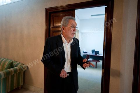 27 octobre : Kamel Jendoubi, président de l'ISIE, dans les couloirs des bureaux de délibérations des résultats des élections à quelques minutes de la décision de remise des résultats des élections et de l'annulation de plusieurs listes.
