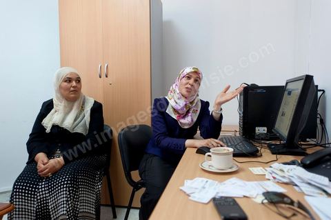 Dans les bureaux d'Ennahdha avec Yosr Ghannouchi, une des filles de Rached Ghannouchi Président du parti lors de la soirée de résultats au QG du parti Ennahda à Tunis. 