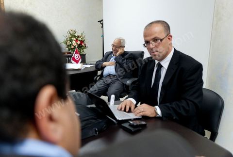 quelques membres et candidats du parti accompagnent Rached Ghannouchi. Dans le bureau Rached Ghannouchi, président et fondateur de Ennahdha lors de la soirée de résultats au QG du parti Ennahda à Tunis. 