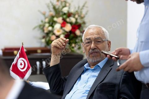 dans son bureau, Rached Ghannouchi attend l'annonce à la télé les résultats des élections, lors de la soirée de résultats au QG du parti Ennahda à Tunis. 