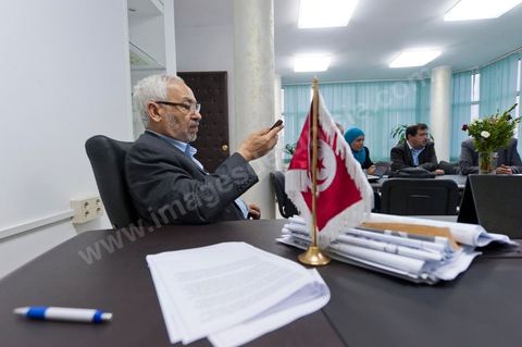 quelques membres et candidats du parti accompagnent Rached Ghannouchi. Dans le bureau Rached Ghannouchi, président et fondateur de Ennahdha lors de la soirée de résultats au QG du parti Ennahda à Tunis. 