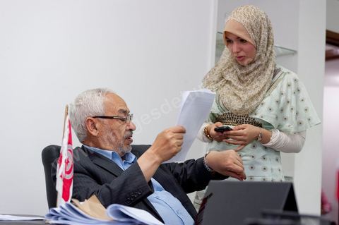 dans son bureau, Rached Ghannouchi et sa fille Intissar attendent l'annonce à la télé les résultats des élections, lors de la soirée de résultats au QG du parti Ennahda à Tunis. 