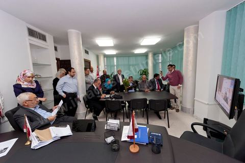 quelques membres et candidats du parti accompagnent Rached Ghannouchi. Dans le bureau Rached Ghannouchi, président et fondateur de Ennahdha lors de la soirée de résultats au QG du parti Ennahda à Tunis. 