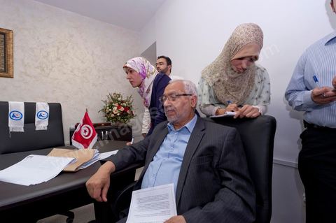 Dans le bureau Rached Ghannouchi, président et fondateur de Ennahdha, notent avec ses filles Intissar (à droite), Yosr (à gauche) et Bara son fils les résultats provisoires  lors de la soirée de résultats au QG du parti Ennahda à Tunis. 