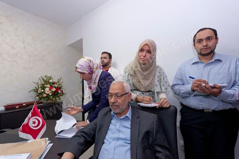 Dans le bureau Rached Ghannouchi, président et fondateur de Ennahdha, notent avec ses filles Intissar (à droite), Yosr (à gauche) et Bara (au fond à gauche) son fils les résultats provisoires  lors de la soirée de résultats au QG du parti Ennahda à Tunis. 