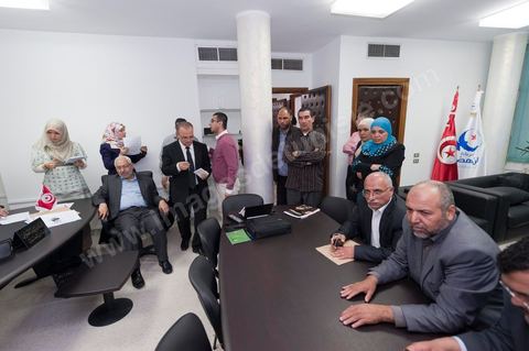 quelques membres et candidats du parti accompagnent Rached Ghannouchi. Dans le bureau Rached Ghannouchi, président et fondateur de Ennahdha lors de la soirée de résultats au QG du parti Ennahda à Tunis. 