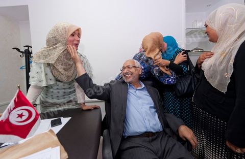 Dans le bureau Rached Ghannouchi, président et fondateur de Ennahdha, notent avec ses filles Soumaya (au centre), Intissar (aà gauche), Yosr (à droite) se congratulent à l'annonce des résultats provisoires lors de la soirée de résultats au QG du parti Ennahda à Tunis. 