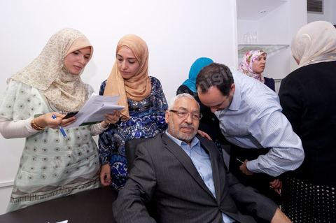 Dans le bureau Rached Ghannouchi, président et fondateur de Ennahdha, notent avec ses filles Soumaya (au centre), Intissar (aà gauche), Yosr (à droite) se congratulent à l'annonce des résultats provisoires lors de la soirée de résultats au QG du parti Ennahda à Tunis. 