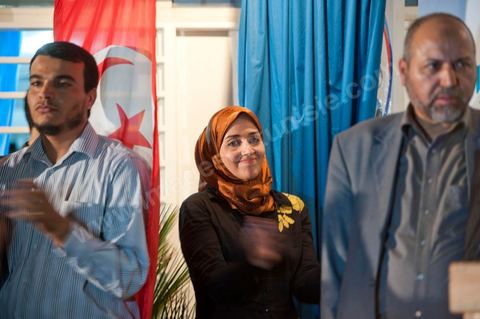 Soumaya Ghannouchi la fille de Rached suit la conférence de presse devant le siège du parti Ennahdha la foule se rassemble dès l'annonce officielle des premiers résultats qui annoncent la victoire de Ennahdha