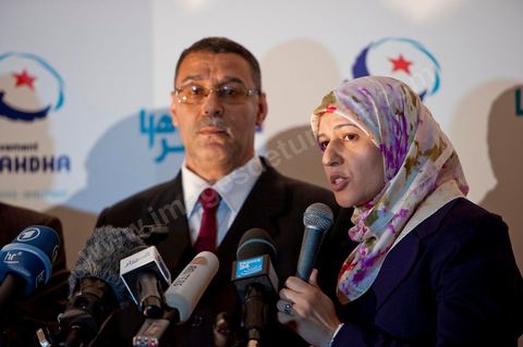 Ysor Ghannouchi la fille de Rached tradiuit en anglais la conférence de presse devant le siège du parti Ennahdha la foule se rassemble dès l'annonce officielle des premiers résultats qui annoncent la victoire de Ennahdha