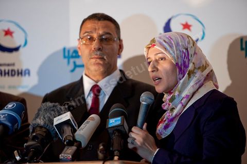 Ysor Ghannouchi la fille de Rached tradiuit en anglais la conférence de presse devant le siège du parti Ennahdha la foule se rassemble dès l'annonce officielle des premiers résultats qui annoncent la victoire de Ennahdha