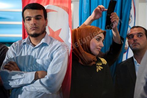 Soumaya Ghannouchi la fille de Rached suit la conférence de presse devant le siège du parti Ennahdha la foule se rassemble dès l'annonce officielle des premiers résultats qui annoncent la victoire de Ennahdha