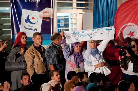 La foule s'ammasse devant le siège du parti Ennahdha lors de la soirée des résultats.