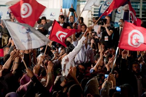 La foule s'ammasse devant le siège du parti Ennahdha lors de la soirée des résultats.