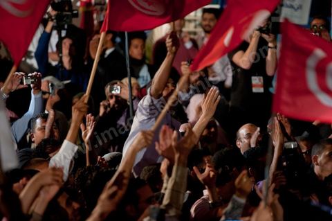 La foule s'ammasse devant le siège du parti Ennahdha lors de la soirée des résultats.