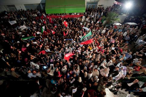 La foule s'ammasse devant le siège du parti Ennahdha lors de la soirée des résultats.
