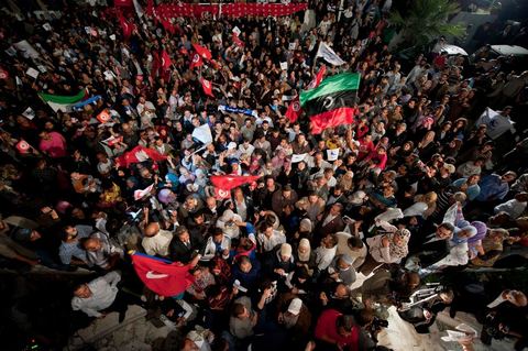La foule s'ammasse devant le siège du parti Ennahdha lors de la soirée des résultats.