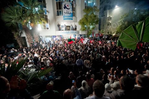 La foule s'ammasse devant le siège du parti Ennahdha lors de la soirée des résultats.