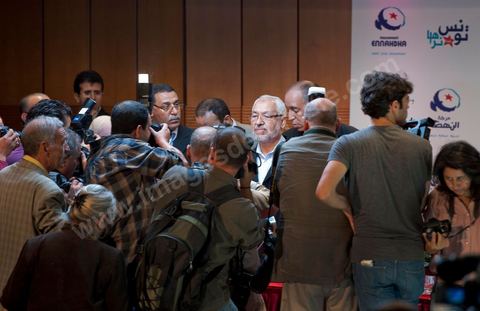 28 octobre : la presse se jette sur Rached Ghannouchi président fondateur de Ennahdha lors de la conférence de presse du parti Ennahdha au lendemain des résultats officiels des élections pour la constituante remportée avec 41,5 % des voix pour Ennahdha.