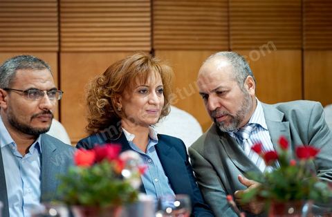 28 octobre : Souad Abderrahim et Walid Bennani à la conférence de presse du parti Ennahdha au lendemain des résultats officiels des élections pour la constituante remportée avec 41,5 % des voix pour Ennahdha.