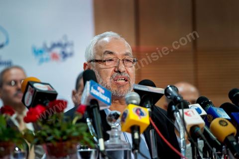 28 octobre : Rached Ghannouchi président fondateur de Ennahdha lors de la conférence de presse du parti Ennahdha au lendemain des résultats officiels des élections pour la constituante remportée avec 41,5 % des voix pour Ennahdha.