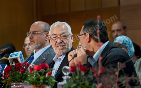 28 octobre : Rached Ghannouchi président fondateur de Ennahdha lors de la conférence de presse du parti Ennahdha au lendemain des résultats officiels des élections pour la constituante remportée avec 41,5 % des voix pour Ennahdha.