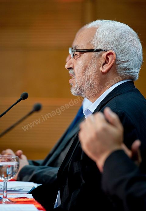28 octobre : Rached Ghannouchi président fondateur de Ennahdha lors de la conférence de presse du parti Ennahdha au lendemain des résultats officiels des élections pour la constituante remportée avec 41,5 % des voix pour Ennahdha.