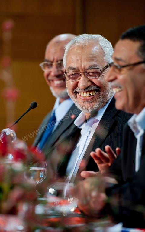 28 octobre : Rached Ghannouchi président fondateur de Ennahdha lors de la conférence de presse du parti Ennahdha au lendemain des résultats officiels des élections pour la constituante remportée avec 41,5 % des voix pour Ennahdha.