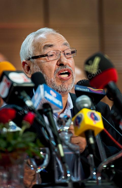 28 octobre : Rached Ghannouchi président fondateur de Ennahdha lors de la conférence de presse du parti Ennahdha au lendemain des résultats officiels des élections pour la constituante remportée avec 41,5 % des voix pour Ennahdha.
