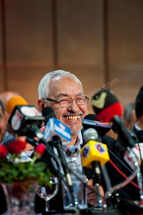 28 octobre : Rached Ghannouchi président fondateur de Ennahdha lors de la conférence de presse du parti Ennahdha au lendemain des résultats officiels des élections pour la constituante remportée avec 41,5 % des voix pour Ennahdha.