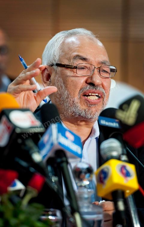 28 octobre : Rached Ghannouchi président fondateur de Ennahdha lors de la conférence de presse du parti Ennahdha au lendemain des résultats officiels des élections pour la constituante remportée avec 41,5 % des voix pour Ennahdha.
