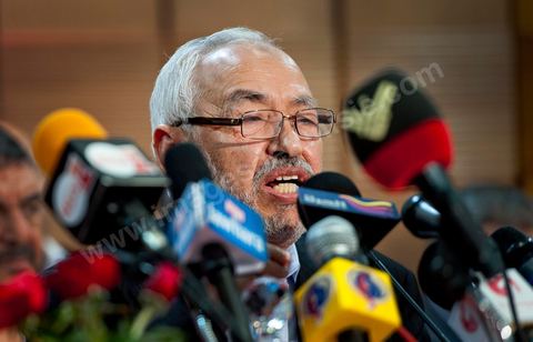 28 octobre : Rached Ghannouchi président fondateur de Ennahdha lors de la conférence de presse du parti Ennahdha au lendemain des résultats officiels des élections pour la constituante remportée avec 41,5 % des voix pour Ennahdha.
