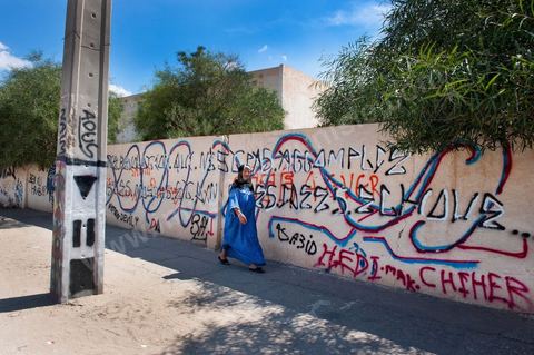 26 septembre 2011 : dans l'une des deux rues prinicpales de Kasserine, les grafitis en hommage à la révolution remplissent les murs, oeuvres de l'artiste de Kasserine Naïm GHARSALLI