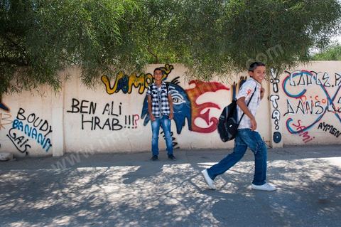 26 septembre 2011 : dans l'une des deux rues prinicpales de Kasserine, les grafitis en hommage à la révolution remplissent les murs, oeuvres de l'artiste de Kasserine Naïm GHARSALLI