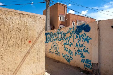 26 septembre 2011 : dans l'une des deux rues prinicpales de Kasserine, les grafitis en hommage à la révolution remplissent les murs, oeuvres de l'artiste de Kasserine Naïm GHARSALLI