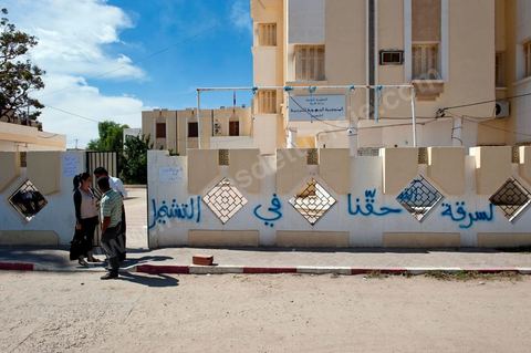 26 septembre 2011 : à Kasserine, à la délégation du ministère de l'Enseignement sit in des enseignements qui ont été rejeté du concours d'embauche, dans la cour reste toujours en place la potence et les cordes où 5 jeunes chomeurs enseignants ont tentés de se pendre.