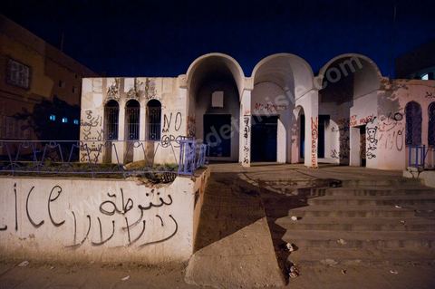 26 septembre 2011 : Poste de police brulé au coeur des quartiers populaires de la Cité Ezzouhour quartier de la révolution tunisienne à Kasserine
