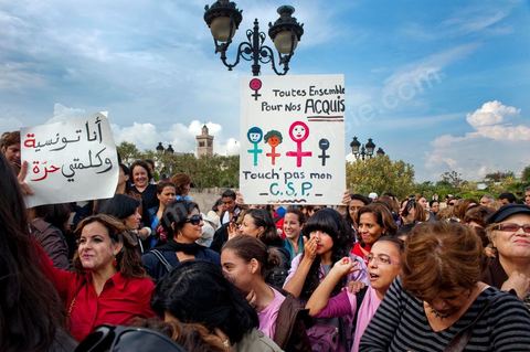 2 novembre : Plusieurs centaines de femmes tunisiennes de différentes catégories d'âges ont organisé, mercredi, à la place du gouvernement à la Kasbah, une manifestation pour «la préservation des acquis de la femme tunisienne» dans la nouvelle constitution dont l'élaboration est confiée à l'assemblée nationale constituante qui vient d'être élue le 23 octobre dernier.Les manifestantes qui s'affirment «indépendantes» ont brandi des pancartes avec des inscriptions sur lesquelles était écrit: "une constitution garante des droits de la femme tunisienne", "je suis tunisienne qui respire la liberté", "nous sommes musulmanes et pour les libertés" , ou encore "la citoyenneté n'a ni sexe ni forme".Elles ont, également, scandé divers slogans tels: "la révolution continue et pas de place aux rétrogrades" ou "le code du statut personnel est un droit et non privilège".