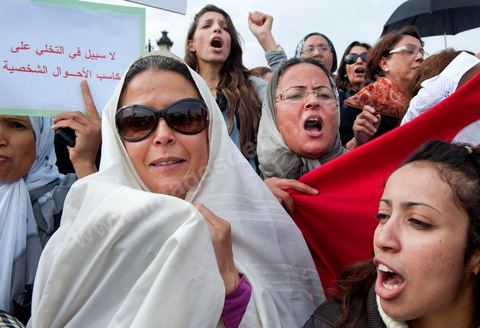 2 novembre : Plusieurs centaines de femmes tunisiennes de différentes catégories d'âges ont organisé, mercredi, à la place du gouvernement à la Kasbah, une manifestation pour «la préservation des acquis de la femme tunisienne» dans la nouvelle constitution dont l'élaboration est confiée à l'assemblée nationale constituante qui vient d'être élue le 23 octobre dernier.Les manifestantes qui s'affirment «indépendantes» ont brandi des pancartes avec des inscriptions sur lesquelles était écrit: "une constitution garante des droits de la femme tunisienne", "je suis tunisienne qui respire la liberté", "nous sommes musulmanes et pour les libertés" , ou encore "la citoyenneté n'a ni sexe ni forme".Elles ont, également, scandé divers slogans tels: "la révolution continue et pas de place aux rétrogrades" ou "le code du statut personnel est un droit et non privilège".
