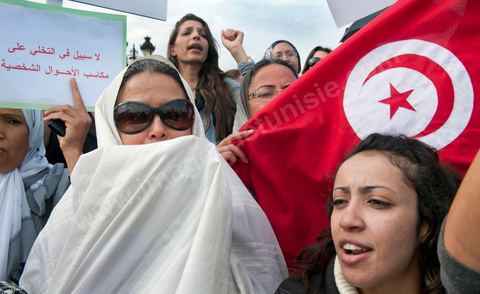 2 novembre : Plusieurs centaines de femmes tunisiennes de différentes catégories d'âges ont organisé, mercredi, à la place du gouvernement à la Kasbah, une manifestation pour «la préservation des acquis de la femme tunisienne» dans la nouvelle constitution dont l'élaboration est confiée à l'assemblée nationale constituante qui vient d'être élue le 23 octobre dernier.Les manifestantes qui s'affirment «indépendantes» ont brandi des pancartes avec des inscriptions sur lesquelles était écrit: "une constitution garante des droits de la femme tunisienne", "je suis tunisienne qui respire la liberté", "nous sommes musulmanes et pour les libertés" , ou encore "la citoyenneté n'a ni sexe ni forme".Elles ont, également, scandé divers slogans tels: "la révolution continue et pas de place aux rétrogrades" ou "le code du statut personnel est un droit et non privilège".