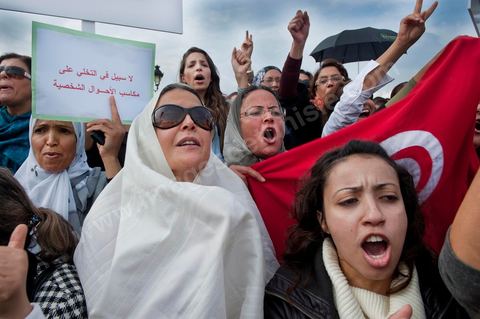 2 novembre : Plusieurs centaines de femmes tunisiennes de différentes catégories d'âges ont organisé, mercredi, à la place du gouvernement à la Kasbah, une manifestation pour «la préservation des acquis de la femme tunisienne» dans la nouvelle constitution dont l'élaboration est confiée à l'assemblée nationale constituante qui vient d'être élue le 23 octobre dernier.Les manifestantes qui s'affirment «indépendantes» ont brandi des pancartes avec des inscriptions sur lesquelles était écrit: "une constitution garante des droits de la femme tunisienne", "je suis tunisienne qui respire la liberté", "nous sommes musulmanes et pour les libertés" , ou encore "la citoyenneté n'a ni sexe ni forme".Elles ont, également, scandé divers slogans tels: "la révolution continue et pas de place aux rétrogrades" ou "le code du statut personnel est un droit et non privilège".