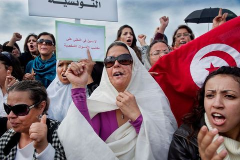 2 novembre : Plusieurs centaines de femmes tunisiennes de différentes catégories d'âges ont organisé, mercredi, à la place du gouvernement à la Kasbah, une manifestation pour «la préservation des acquis de la femme tunisienne» dans la nouvelle constitution dont l'élaboration est confiée à l'assemblée nationale constituante qui vient d'être élue le 23 octobre dernier.Les manifestantes qui s'affirment «indépendantes» ont brandi des pancartes avec des inscriptions sur lesquelles était écrit: "une constitution garante des droits de la femme tunisienne", "je suis tunisienne qui respire la liberté", "nous sommes musulmanes et pour les libertés" , ou encore "la citoyenneté n'a ni sexe ni forme".Elles ont, également, scandé divers slogans tels: "la révolution continue et pas de place aux rétrogrades" ou "le code du statut personnel est un droit et non privilège".