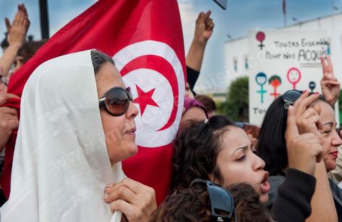 2 novembre : Plusieurs centaines de femmes tunisiennes de différentes catégories d'âges ont organisé, mercredi, à la place du gouvernement à la Kasbah, une manifestation pour «la préservation des acquis de la femme tunisienne» dans la nouvelle constitution dont l'élaboration est confiée à l'assemblée nationale constituante qui vient d'être élue le 23 octobre dernier.Les manifestantes qui s'affirment «indépendantes» ont brandi des pancartes avec des inscriptions sur lesquelles était écrit: "une constitution garante des droits de la femme tunisienne", "je suis tunisienne qui respire la liberté", "nous sommes musulmanes et pour les libertés" , ou encore "la citoyenneté n'a ni sexe ni forme".Elles ont, également, scandé divers slogans tels: "la révolution continue et pas de place aux rétrogrades" ou "le code du statut personnel est un droit et non privilège".