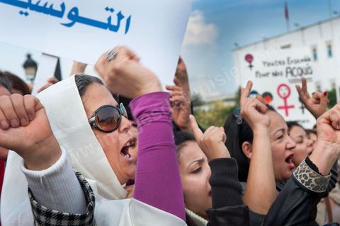 2 novembre : Plusieurs centaines de femmes tunisiennes de différentes catégories d'âges ont organisé, mercredi, à la place du gouvernement à la Kasbah, une manifestation pour «la préservation des acquis de la femme tunisienne» dans la nouvelle constitution dont l'élaboration est confiée à l'assemblée nationale constituante qui vient d'être élue le 23 octobre dernier.Les manifestantes qui s'affirment «indépendantes» ont brandi des pancartes avec des inscriptions sur lesquelles était écrit: "une constitution garante des droits de la femme tunisienne", "je suis tunisienne qui respire la liberté", "nous sommes musulmanes et pour les libertés" , ou encore "la citoyenneté n'a ni sexe ni forme".Elles ont, également, scandé divers slogans tels: "la révolution continue et pas de place aux rétrogrades" ou "le code du statut personnel est un droit et non privilège".
