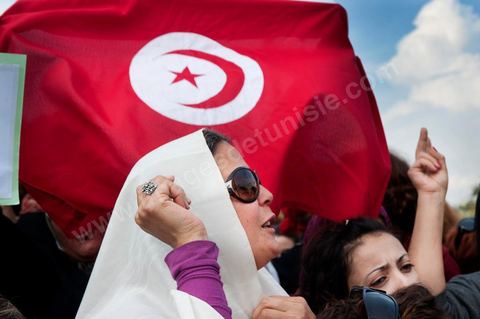 2 novembre : Plusieurs centaines de femmes tunisiennes de différentes catégories d'âges ont organisé, mercredi, à la place du gouvernement à la Kasbah, une manifestation pour «la préservation des acquis de la femme tunisienne» dans la nouvelle constitution dont l'élaboration est confiée à l'assemblée nationale constituante qui vient d'être élue le 23 octobre dernier.Les manifestantes qui s'affirment «indépendantes» ont brandi des pancartes avec des inscriptions sur lesquelles était écrit: "une constitution garante des droits de la femme tunisienne", "je suis tunisienne qui respire la liberté", "nous sommes musulmanes et pour les libertés" , ou encore "la citoyenneté n'a ni sexe ni forme".Elles ont, également, scandé divers slogans tels: "la révolution continue et pas de place aux rétrogrades" ou "le code du statut personnel est un droit et non privilège".
